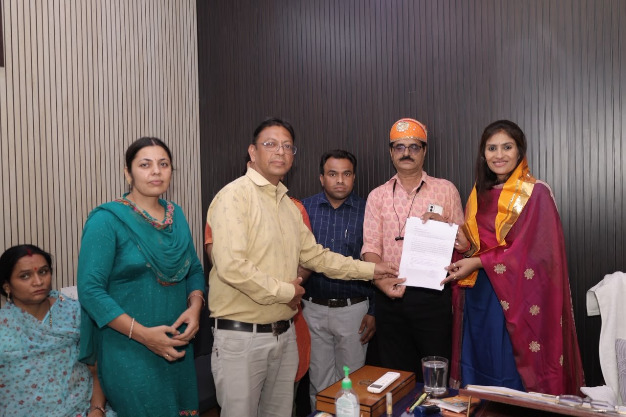 MLA Deepti Kiran Maheshwari Listens to Public Grievances at Jan Sunwai Centre Officials Directed to Ensure Quick Resolution of Issues Related to Electricity, Water, Roads, Transfers, and Other Public Concerns